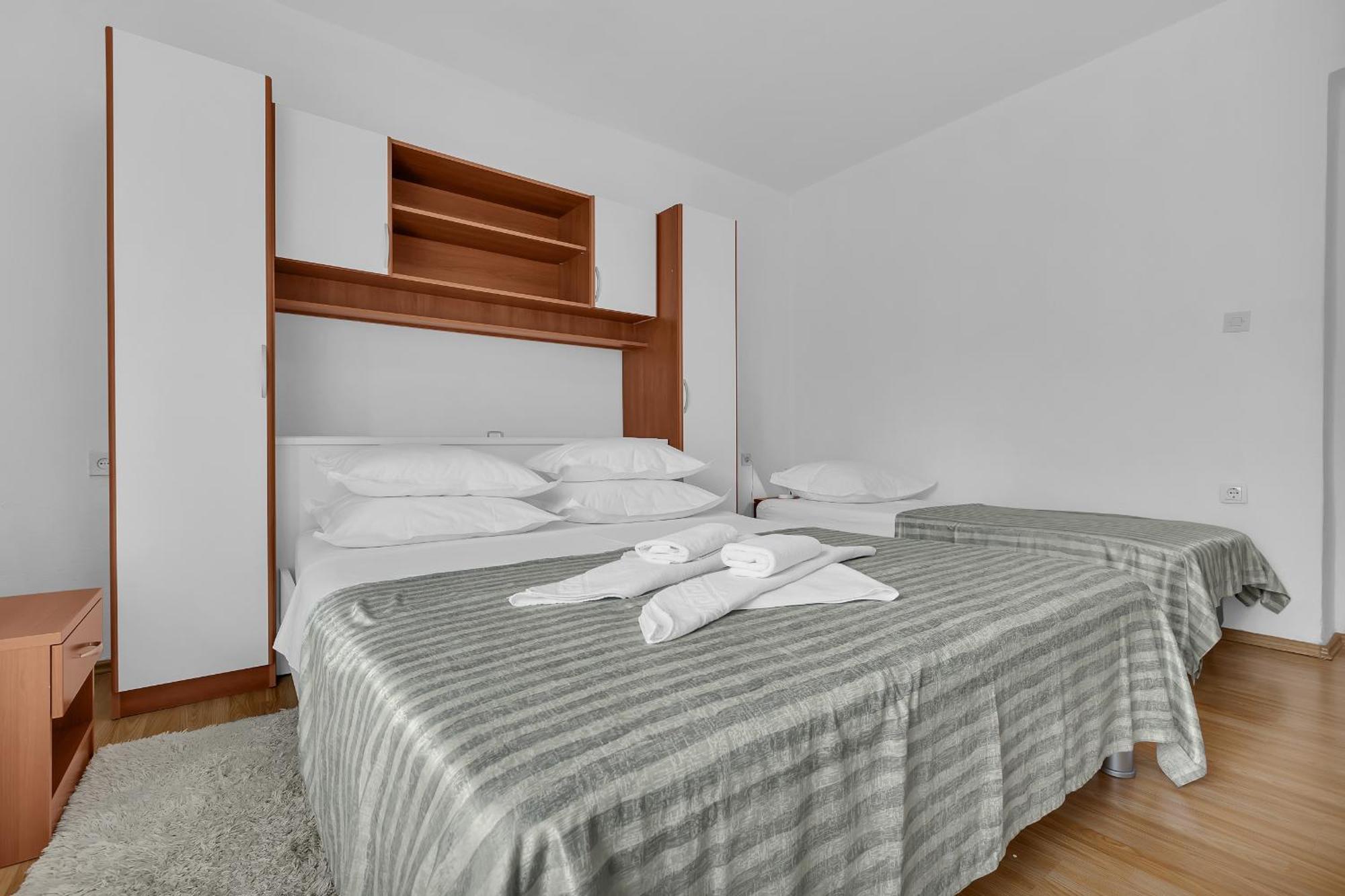 Apartment And Rooms Mila Makarska Exterior photo