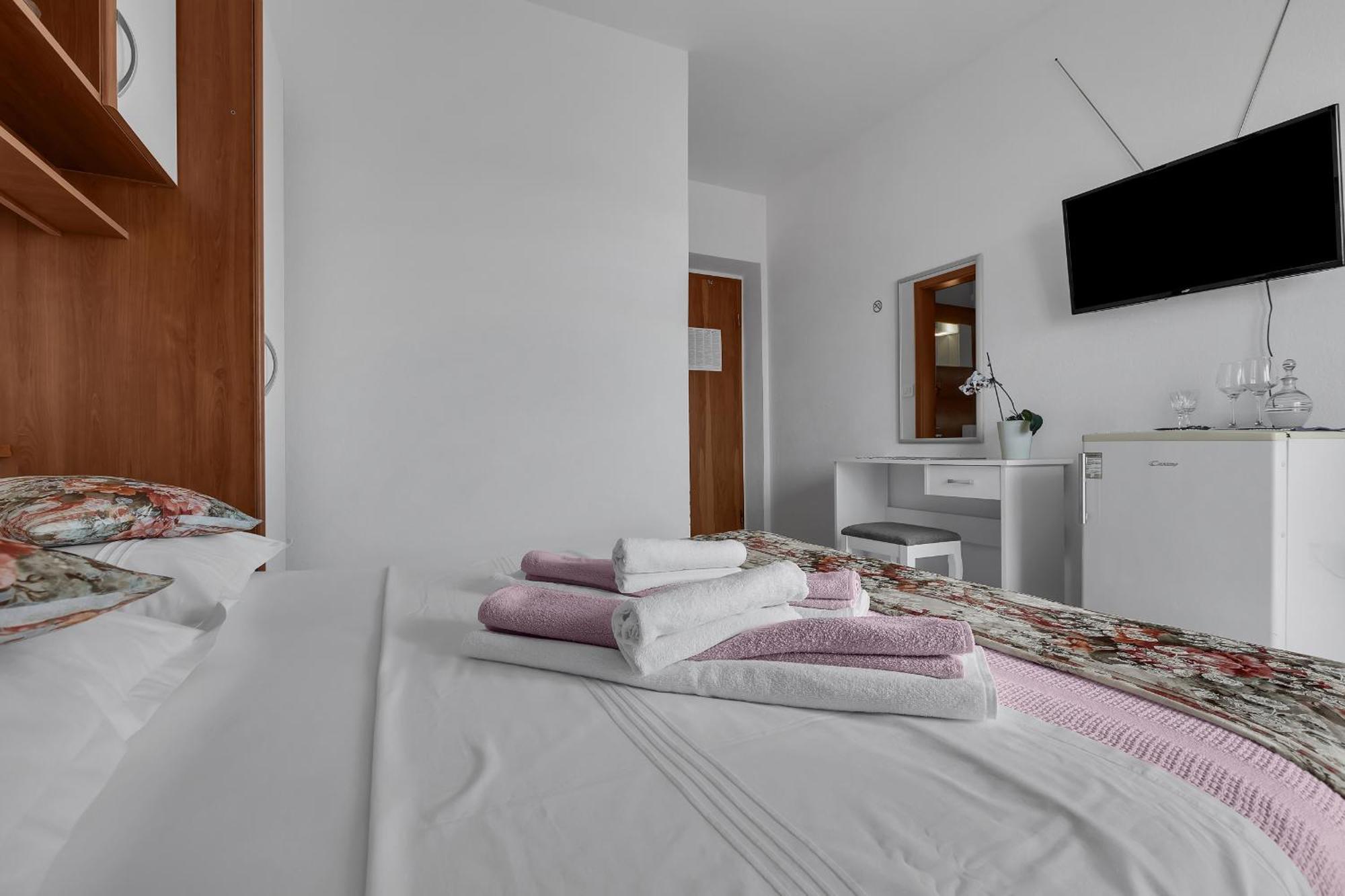 Apartment And Rooms Mila Makarska Exterior photo